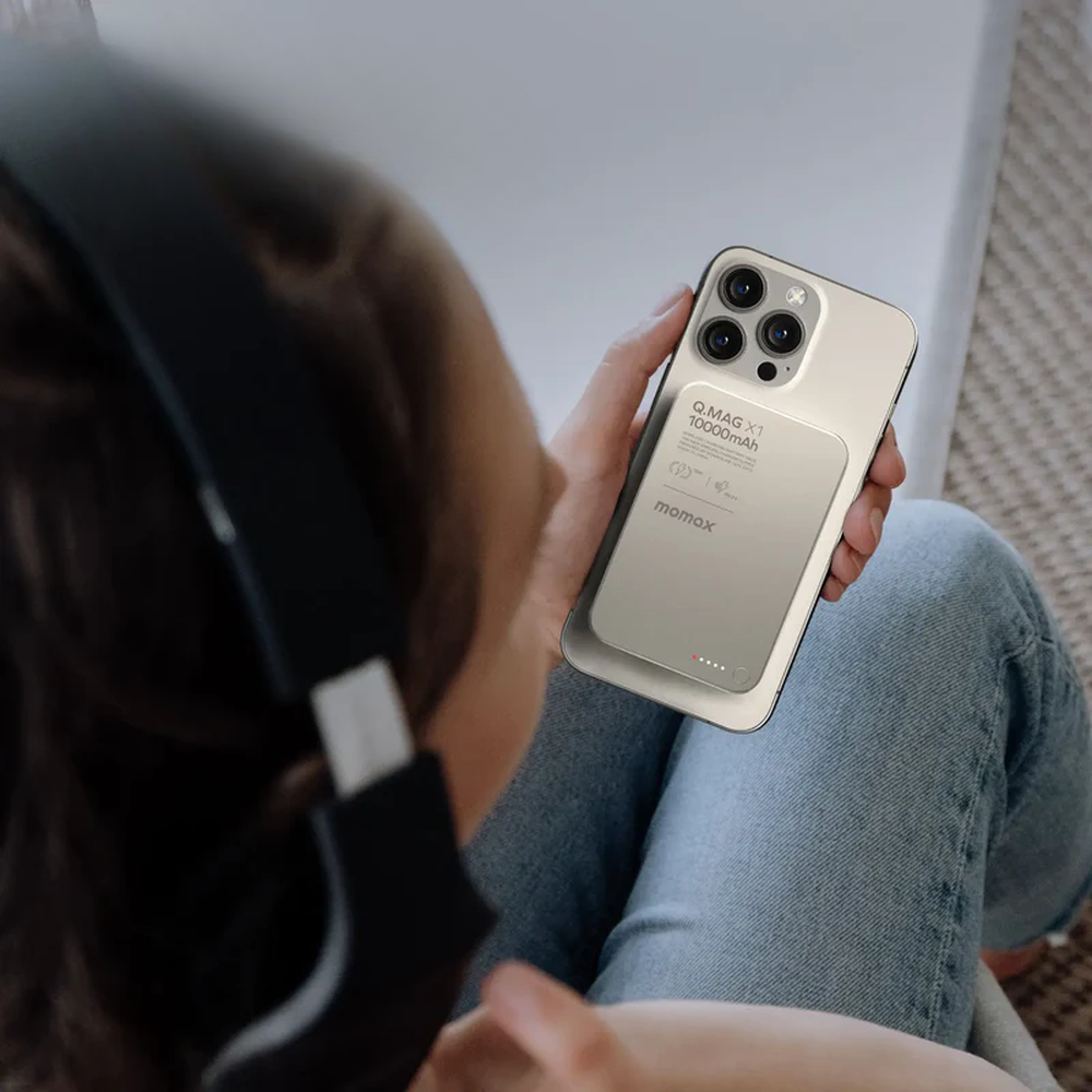 Momax Q.MAG X1 silver magnetic power bank attached to smartphone showing 15W wireless charging