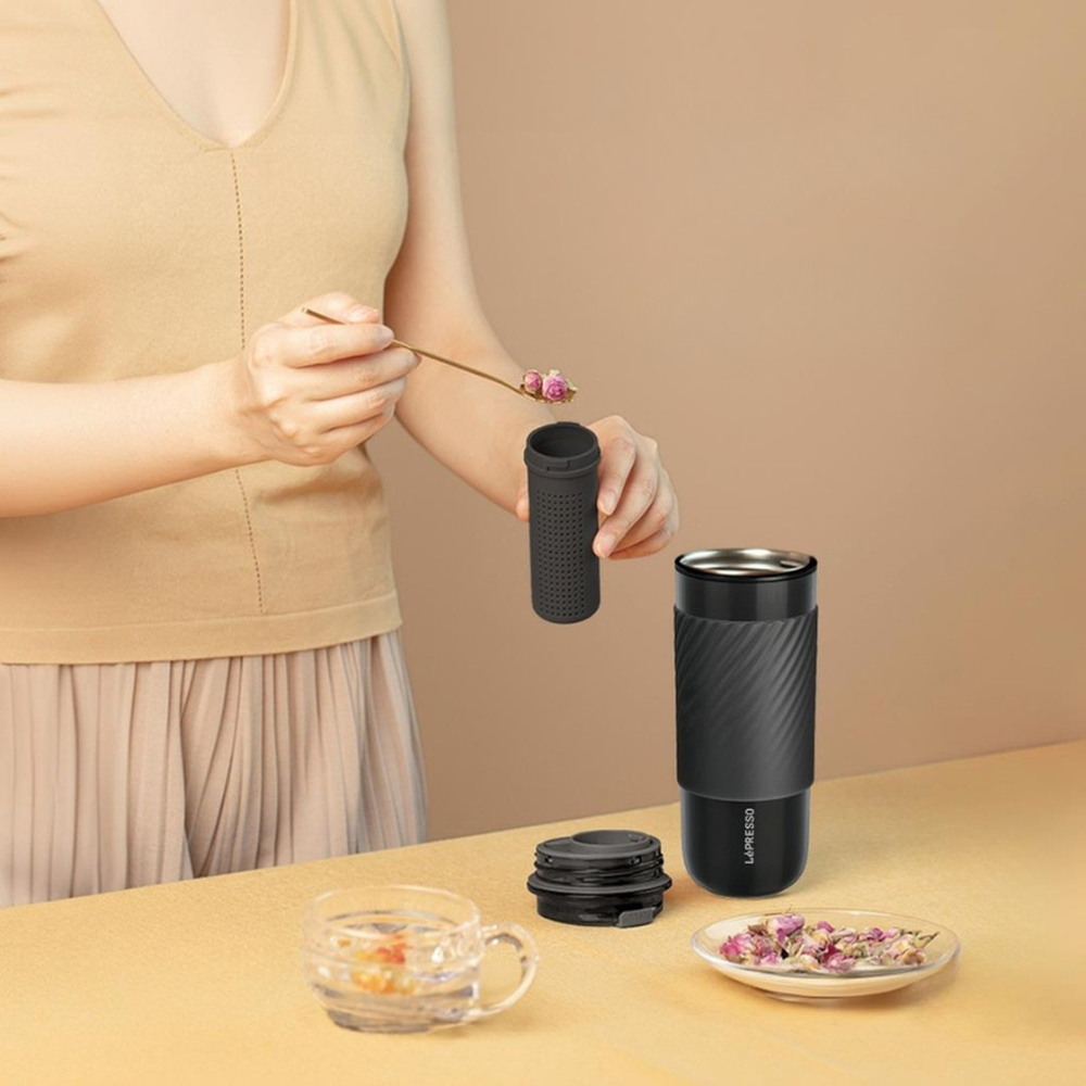 Lepresso black thermal tumbler with filter insert and rose petals