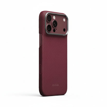 قضية PITAKA Summa بلون عنابي فاخر لهاتف iPhone 18 — ألياف أراميد متينة ومتوافقة مع MagSafe | PITAKA Summa Case in Luxury Burgundy for iPhone 18 — Durable Aramid Fiber & MagSafe Compatible.